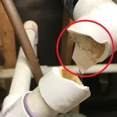 Uszkodzone rury PCV, które pękły przy niskiej temperaturze. Woda zamarzła, powodując rozsadzenie plastiku.