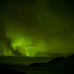Reykjavik zorza polarna kiedy? Zielone pasma tańczą na nocnym niebie nad Islandią, tworząc magiczny spektakl.