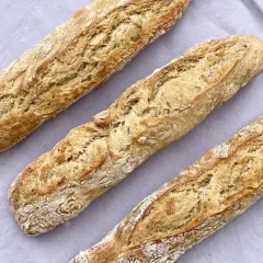 Drei frisch gebackene Baguettes, die Lust machen, Baguette selber machen. Knusprige Kruste und luftige Krume.