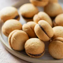 Baci di Dama Rezept: Zarte Kekse mit Schokoladenfüllung, perfekt für den Kaffeetisch.