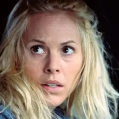 Przerażona kobieta z blond włosami, wpatrzona w dal. Zapowiada się bardzo dobry thriller film.