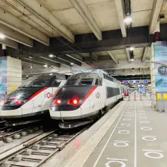 Dwa nowoczesne pociągi TGV InOui stoją na peronie. Czekają na pasażerów, by zabrać ich w podróż.