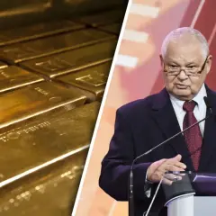 Sztabki złota i mężczyzna w garniturze przy mównicy. Dowiedz się, jak kupić złoto w NBP.