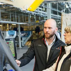 Mitarbeiter besprechen den gwe tarifvertrag bei der Arbeit in einer Wäscherei.