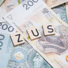 Litery ZUS ułożone na polskich banknotach o nominałach 100 i 200 zł.