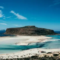 Traumhafte Lagune mit türkisfarbenem Wasser und einer imposanten Berginsel. Welche griechische Insel könnte das sein? Balos auf Kreta.