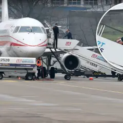 Kto z otoczenia premiera najczęściej latał służbowym samolotem do Gdańska w ostatnim roku? Na zdjęciu widać premiera wchodzącego po schodkach do samolotu.