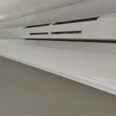 Białe okno z nawiewnikiem, zapewniającym świeże powietrze.