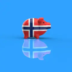 Skarbonka w barwach flagi Norwegii, symbolizująca konto walutowe w koronach norweskich.