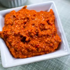 En skål med en härlig, kryddig muhammara. Perfekt för att dippa bröd eller grönsaker i.