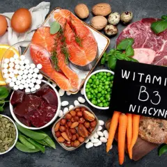 Różnorodne produkty bogate w witaminę B3, czyli niacynę. Czy niacynamid to kwas? Tak, jest to forma witaminy B3.