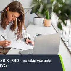Kobieta analizuje dokumenty, zastanawiając się, czy jestem w BIK, czy dostanę leasing. Na ekranie laptopa widnieje logo CashFix.