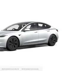Srebrny Tesla Model 3. Wersja Performance ma 3.1 sekundy do 100 km/h, ale ile koni ma Tesla? To zależy od modelu.