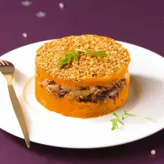 Parmentier de canard patate douce, un délice en couches avec une garniture croustillante. Une assiette élégante pour un repas festif.