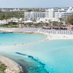 Piękna plaża z turkusową wodą i białymi hotelami. Czy Cypr to państwo, które oferuje takie widoki? Tak, to raj dla turystów!
