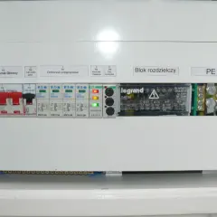 Zabezpieczenie kontrolek faz w rozdzielnicy elektrycznej. Widoczne wyłączniki, ochronniki przepięciowe i blok rozdzielczy.