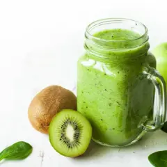 Smoothie verde in barattolo con kiwi, mela e spinaci, un aiuto naturale per lassativi naturali.