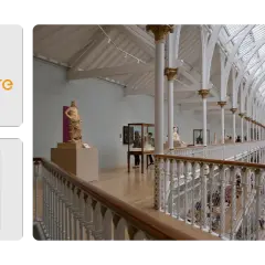 El logo de inim Cloudfire se muestra junto a un panel de control y una vista interior de un museo con estatuas y arquitectura clásica.