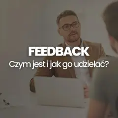 Dwóch mężczyzn rozmawia. Na ekranie widnieje napis "FEEDBACK. Czym jest i jak go udzielać?".
