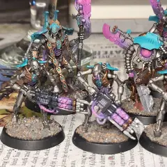 Imotekh the Stormlord dowodzi armią nekrońskich wojowników. Ich metaliczne pancerze lśnią, a fioletowa energia emanuje z broni.