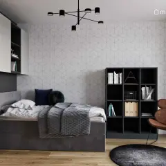 Nowoczesny pokój młodzieżowy dla dziewczyny, który zachwyci nastolatkę. Szara tapeta w geometryczne wzory, wygodne łóżko, regały i stylowy fotel.