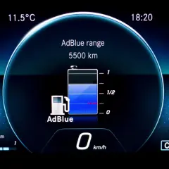 Na desce rozdzielczej widać wskaźnik AdBlue, informujący o zasięgu 5500 km. To podpowiedź, adblue co to jest i jak działa.