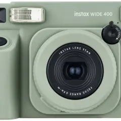 Zielony aparat Instax Wide 400 z obiektywem 95 mm. Idealny do szerokich ujęć, pozwala uchwycić więcej w kadrze, oferując większe **instax wymiary zdjęć**.