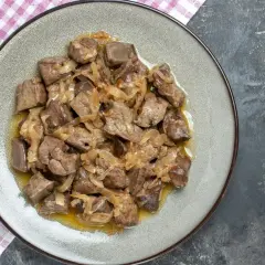 Pyszna wątróbka z cebulką na talerzu, gotowa do podania.