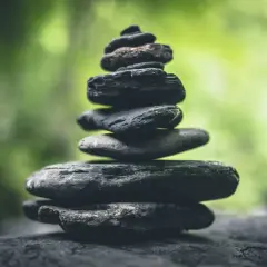 Ułożone kamienie symbolizują, że wewnętrzny spokój co to znaczy: równowagę i harmonię w naturze.