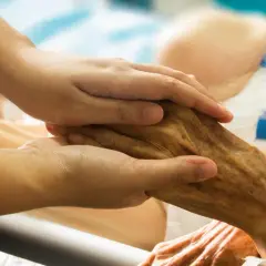 Hospicjum domowe NFZ: Co przysługuje? Pełna opieka i sprzęt za darmo