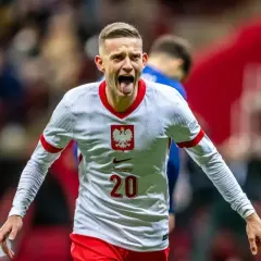 Sebastian Szymański w koszulce reprezentacji Polski, z numerem 20. Jego radość sugeruje udany występ, może to zapowiedź jego przyszłego sebastian szymański transfer.