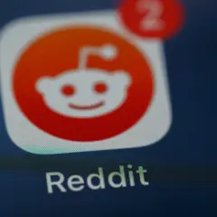 Ikona aplikacji Reddit z powiadomieniem "2". Zastanawiasz się reddit co to? To platforma społecznościowa.