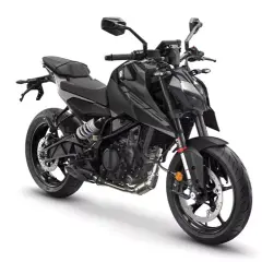 KTM Duke 125 en negro mate, lista para la acción. Su peso es ideal para agilidad urbana.