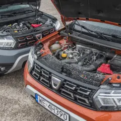 Dwa Dacie Duster z otwartymi maskami, prezentujące swoje silniki. Czy to najlepsze silniki benzynowe?