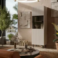 Elegante vetrinetta in cartongesso con ripiani a vista, libri e un busto. Accanto, un ficus e un quadro astratto completano l'arredo.
