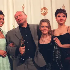 Phil Collins z córkami i jedną z jego żon, Orianne Cevey, świętuje Oscara.