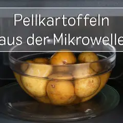 Pellkartoffeln in einer Glasschüssel in der Mikrowelle. Schnelle Zubereitung für eine leckere Beilage.