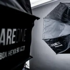 Profesjonalne światła studyjne GlareOne, w tym softbox i octabox, gotowe do sesji.