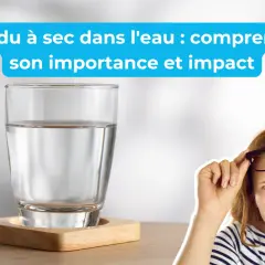 Verre d'eau avec un texte sur le résidu sec. Une femme perplexe regarde.