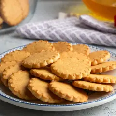 Stos szybkiej, maślanej ciasteczkowej rozkoszy na talerzu z niebieskim wzorem. Idealne na szybką przekąskę.