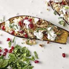 Gefüllte Auberginen mit Couscous, Granatapfelkernen und Minze. Ein köstliches Gericht, um Aubergine zuzubereiten.