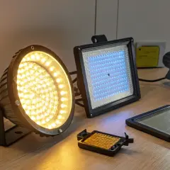 Kilka lamp LED, w tym okrągła z żółtym światłem, kwadratowa z niebieskimi diodami i reflektor. Widać też małe elementy, jakby części do zarowki 2w.