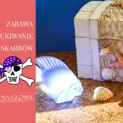 Zabawa w szukanie skarbów w domu! Piracki motyw, skrzynia pełna muszli i świecąca rybka zapraszają do morskiej przygody.