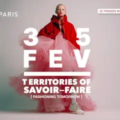 Mannequin en robe rose et veste rouge pour l'exposition PV Paris, 3-5 FEV. "Territories of Savoir-Faire".