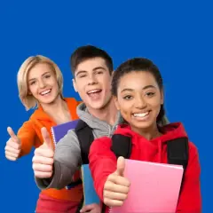 Trójka uśmiechniętych studentów z plecakami i książkami, pokazująca kciuki w górę. To dla nich 55, jaka to ocena, jest sukcesem!