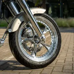 Dettaglio di una ruota cromata di moto. Scopri come pulire i cerchi della moto per mantenerli brillanti.