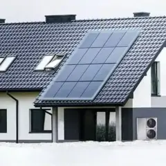 Nowoczesny dom z panelami słonecznymi na dachu. System fotowoltaiczny zapewnia energię, chroniąc przed blackoutem.