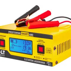 Żółty prostownik Volt Polska SMART A80 z wyświetlaczem LCD i klemami do akumulatora.