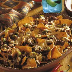 Herzhafte Nachos mit Hackfleisch, Käse und Oliven. Ein köstlicher Unterschied zu einfachen Tortillas!