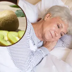 Starsza pani śpi spokojnie, a obok niej kiwi co leczy – owoc wspomagający zdrowy sen i regenerację.